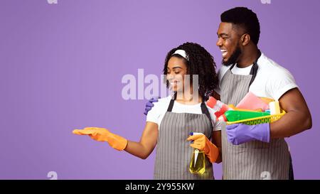 Bestes Reinigungsmittel. Einige Reiniger zeigen unsichtbare Gegenstände auf offener Handfläche Stockfoto