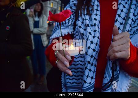 London, England, Großbritannien. Oktober 2024. Palästinensische Unterstützer veranstalten eine Mahnwache auf dem Parlamentsplatz für über 41.000 Menschen, die in Gaza getötet wurden, am ersten Jahrestag des Israel-Hamas-Krieges, der begann, als die Hamas am 7. Oktober 2023 beim Nova-Musikfestival Israelis tötete und entführte. (Kreditbild: © Vuk Valcic/ZUMA Press Wire) NUR REDAKTIONELLE VERWENDUNG! Nicht für kommerzielle ZWECKE! Stockfoto