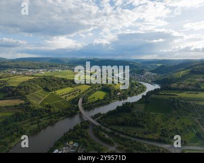 Hügelige Landschaft im Trierer Saarburg-Bezirk. Saar Fluss, tagsüber. Stockfoto