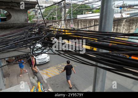 Manila, Philippinen-12. Mai 2023: Von oben aus, Lage im ersten Stock und Straßenecke. Viele komplexe, gezwickelte Drahtseile verlaufen seitlich Stockfoto