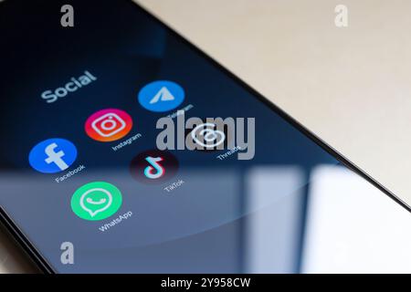 Oktober 2024, Brasilien. In dieser Fotoabbildung wird das Logo der Apps Facebook, Instagram, WhatsApp, TikTok und Threads auf einem Smartphone angezeigt Stockfoto