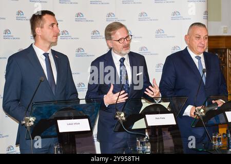 Minister für Industrie und Handel Lukas Vlcek (STAN), links, ernannt von Premierminister Petr Fiala, Zentrum, in Prag, Tschechische Republik, 8. Oktober; 2024 A Stockfoto