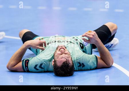 Gummersbach, Deutschland. Oktober 2024. Kentin Mahe (VfL Gummersbach, 22) auf dem Boden, Gesicht verzerrt, Schmerzen EHF European League Men 2024/25: VfL Gummersbach - IK S?vehof; Gummersbach, Schwalbe Arena am 08.10.2024 Credit: dpa/Alamy Live News Stockfoto