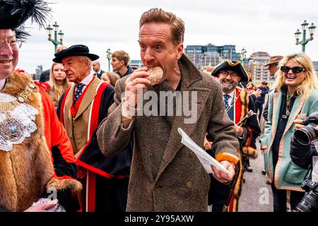 Hollywood-Schauspieler Damian Lewis isst Einen Donut zum Frühstück, bevor er den Annual Sheep Drive über die Southwark Bridge in London führt. Stockfoto