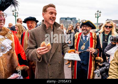 Hollywood-Schauspieler Damian Lewis isst Einen Donut zum Frühstück, bevor er den Annual Sheep Drive über die Southwark Bridge in London führt. Stockfoto