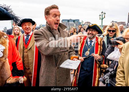 Hollywood-Schauspieler Damian Lewis isst Einen Donut zum Frühstück, bevor er den Annual Sheep Drive über die Southwark Bridge in London führt. Stockfoto