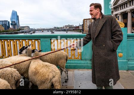 Hollywood-Schauspieler Damian Lewis leitet den Annual Sheep Drive Across Southwark Bridge in einer Veranstaltung, die von der Worshipful Company of Woolmen, London, Großbritannien, veranstaltet wird. Stockfoto