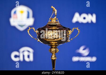 New York, USA. Oktober 2024. Der Ryder Cup, der als Captain Keegan Bradley und Captain Luke Donald des Ryder Cup aus den Vereinigten Staaten von Amerika an einer gemeinsamen neuen Konferenz im Rahmen der Ryder Cup Year to Go Celebration 2025 im Times Center in New York, NY, am Dienstag, den 8. Oktober 2024, teilnehmen. (Foto: Laura Brett/SIPA USA) Credit: SIPA USA/Alamy Live News Stockfoto