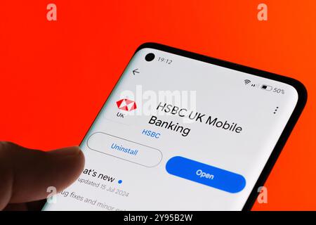 HSBC UK Mobile Banking App on Smartphone Screen, London, Großbritannien, 8. September 2024 Stockfoto