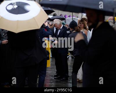 ZÜRICH / SCHWEIZ, 8. Oktober 2024. Richard Gere kommt auf dem grünen Teppich für „Weisheit des Glücks“ an und signiert Autogramme während des 20. Zürcher Filmfestivals am Corso am 08. Oktober 2024 in Zürich. Credits: Walter Gilgen Stockfoto