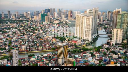 Manila, Philippinen-16. Mai 2023: Der Pasig River verläuft durch die riesige Metropole, zwischen einer Mischung aus architektonischen Stilen, alt und modern, groß und klein Stockfoto