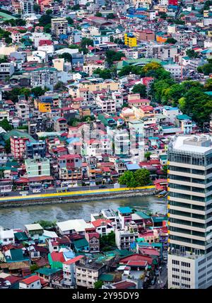 Manila, Luzon, Philippinen - 19. Mai 2023: Die untergehende Sonne wirft warmes Licht über die urbane Metropole, ein intensives, stark bevölkertes Umweltgemisch Stockfoto