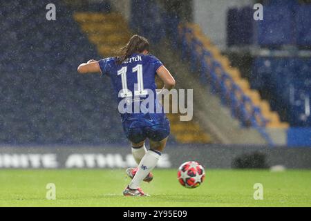 Stamford Bridge, London, Großbritannien. Oktober 2024. UEFA Womens Champions League Football, Chelsea gegen Real Madrid; Guro Reiten von Chelsea erzielt in der 28. Minute einen Elfmeterschieß zum 2:0. Beschreibung: Action Plus Sports/Alamy Live News Stockfoto