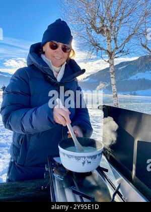 Wildes Fondue in den Schweizer Bergen Stockfoto