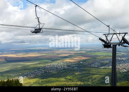 Ländliche Berglandschaft mit dem Skilift zum Berg Tserkowka. Belokurikha, Region Altai, Russland Stockfoto