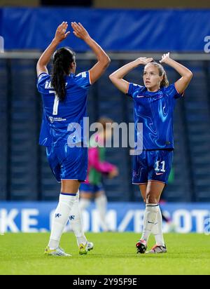 Mayra Ramirez (links) von Chelsea feiert mit Teamkollege Guro Reiten (rechts) während des Gruppenspiels der UEFA Women's Champions League in Stamford Bridge, London, das dritte Tor des Spiels. Bilddatum: Dienstag, 8. Oktober 2024. Stockfoto