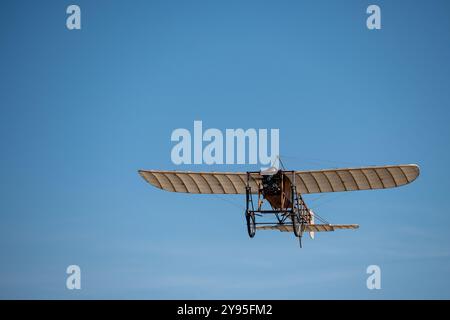 Bleriot XI Vintage Flugzeug fliegt in blauem Himmel. Funkgesteuertes Flugzeug Stockfoto