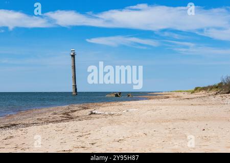 Kippbarer Leuchtturm am Strand in Saaremaa, Estland Stockfoto