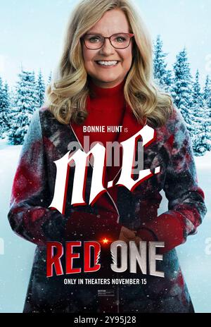 Red One (2024) unter der Regie von Jake Kasdan mit Bonnie Hunt als M.C. nachdem der Weihnachtsmann entführt wurde, entwickelt sich eine waghalsige Mission, um Weihnachten zu retten. Poster mit US-Zeichen ***NUR FÜR REDAKTIONELLE ZWECKE***. Quelle: BFA/Amazon Studios Stockfoto