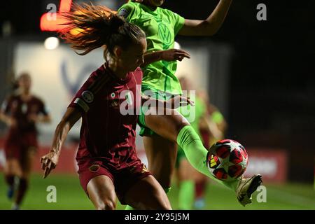 Frederikke Thogersen von A.S. Roma Femminile in Aktion während der Gruppe A - Tag 1 - UEFA Women's Champions League 2023/24 zwischen A.S. Roma und VfL Wolfsburg im Tre Fontane Stadium am 8. Oktober 2024 in Rom. Stockfoto