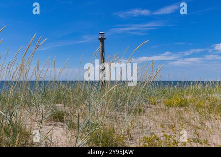 Kippbarer Leuchtturm am Strand in Saaremaa, Estland Stockfoto