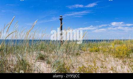 Kippbarer Leuchtturm am Strand in Saaremaa, Estland Stockfoto