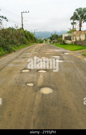 Viele Schlaglöcher auf einer unbefestigten Straße in einem Wohnviertel in Schroeder, Santa Catarina, Brasilien Stockfoto