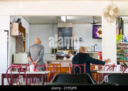 Caxias do Sul, Brasilien - 22. September 2024: Inneneinrichtung einer Snackbar am Busbahnhof Caxias do Sul Stockfoto