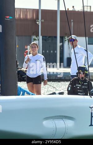 PPL PHOTO AGENCY - COPYRIGHT RESERVED 2024 America's Cup - Barcelona, Spanien Andoo Team Australien: Porträt beim Einlaufen in den Hafen FOTO CREDIT: © Alexander Panzeri/PPL Stockfoto