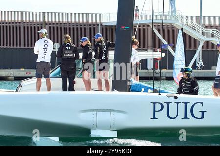 PPL PHOTO AGENCY - COPYRIGHT RESERVED 2024 America's Cup - Barcelona, Spanien Andoo Team Australien: Die Rückseite des Teams, das in den Hafen einsteigt FOTO: © Alexander Panzeri/PPL Stockfoto