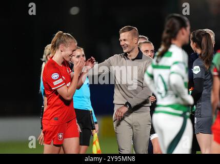 Lieske Carleer und Trainer Joran Pot feiern nach dem Gruppenspiel der UEFA Women's Champions League in New Douglas Park, Hamilton. Bilddatum: Dienstag, 8. Oktober 2024. Stockfoto