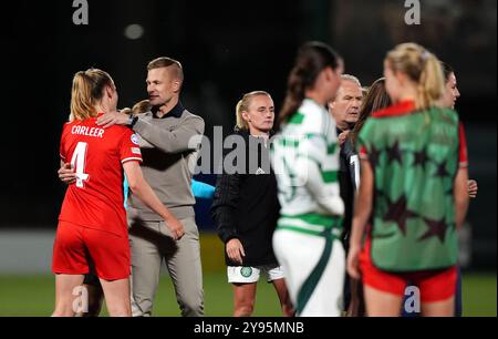 Lieske Carleer und Trainer Joran Pot feiern nach dem Gruppenspiel der UEFA Women's Champions League in New Douglas Park, Hamilton. Bilddatum: Dienstag, 8. Oktober 2024. Stockfoto