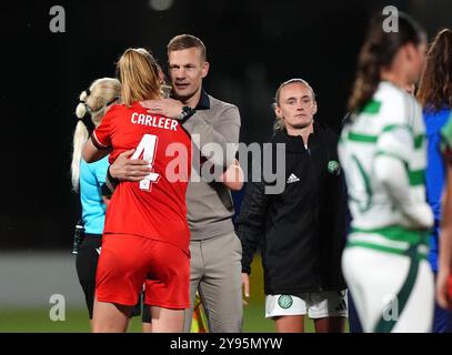 Lieske Carleer und Trainer Joran Pot feiern nach dem Gruppenspiel der UEFA Women's Champions League in New Douglas Park, Hamilton. Bilddatum: Dienstag, 8. Oktober 2024. Stockfoto