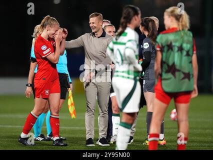 Lieske Carleer und Trainer Joran Pot feiern nach dem Gruppenspiel der UEFA Women's Champions League in New Douglas Park, Hamilton. Bilddatum: Dienstag, 8. Oktober 2024. Stockfoto