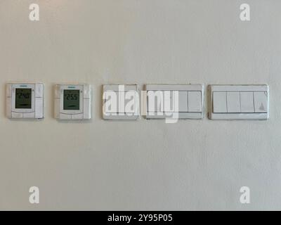 Depok, 26. - 2024. August. Weißer elektrischer Schalter für Klimaanlage und Leuchte an weißer Wand Stockfoto