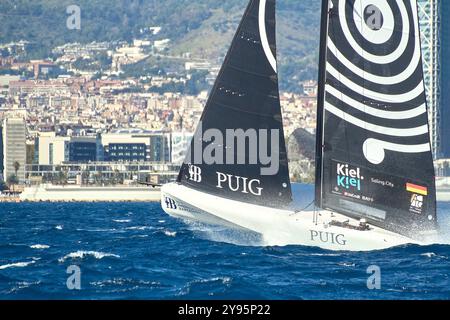 PPL FOTOAGENTUR - COPYRIGHT RESERVED 2024 America's Cup - Barcelona, Spanien ACTeam Deutschland: Landung und Spritzen nach der Ankunft FOTO: © Alexander Panzeri/PPL Stockfoto