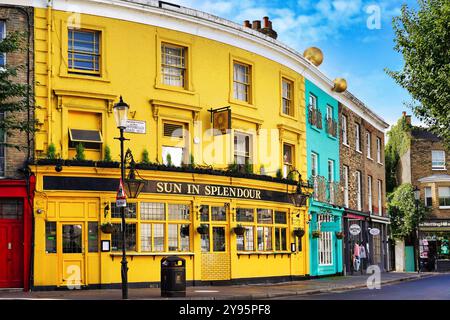 Farbenfrohe Geschäfte im Viertel Portobello Road in Notting Hill, London Stockfoto