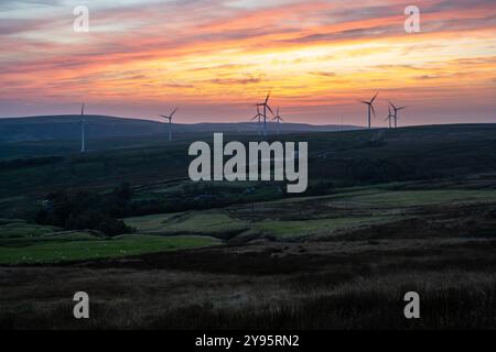 Die Sonne geht hinter der Coal Clough Wind Farm auf dem Warcock Hill über Burnley in Lancashire unter. Stockfoto