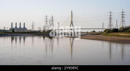 National Grid Stromleitungen, Connah's Quay Power Station und die kabelgebundene Flintshire Bridge dominieren den Blick auf die Flussmündung des River Dee in Wales. Stockfoto