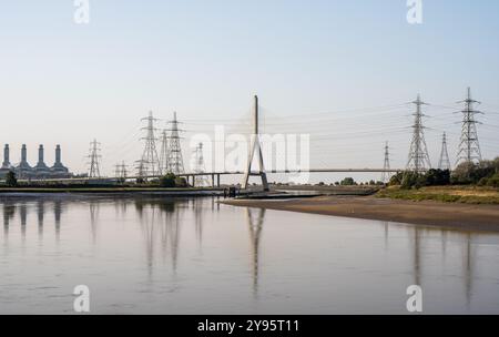 National Grid Stromleitungen, Connah's Quay Power Station und die kabelgebundene Flintshire Bridge dominieren den Blick auf die Flussmündung des River Dee in Wales. Stockfoto