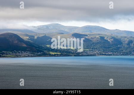 Die Gemeinden Penmaenmawr und Dwygyfylchi stehen am Ufer der Conwy Bay unter den Carneddau Bergen von Snowdonia in Nordwales. Stockfoto