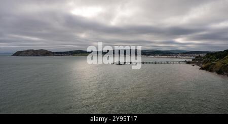 Llandudno Pier, die Küste und Little Orme's Head sind von Pen-trwyn auf dem Great Orme in Nordwales aus zu sehen. Stockfoto