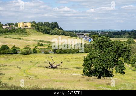 Die Sommersonne scheint auf den gestalteten Stoke Park und das Dower House im Norden von Bristol. Stockfoto