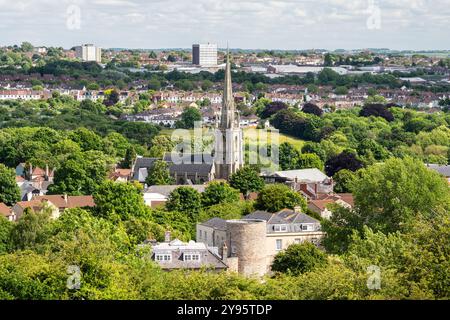 Die Sonne scheint auf dem Turm der Holy Trinity Church, Stapleton, in Bristol, mit dem Stadtbild von Easville, Crofts End und Speedwell dahinter. Stockfoto