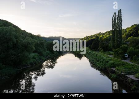 Die Sonne untergeht über der Wye Valley National Landscape bei Brockweir an der walisisch-englischen Grenze. Stockfoto