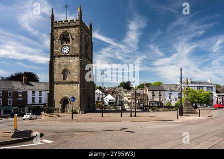 Die Sonne scheint auf dem Uhrenturm am Coleford Market Place in Gloucestershire. Stockfoto