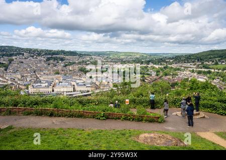 Touristen blicken vom Alexandra Park aus über das Stadtbild von Bath in Somerset. Stockfoto