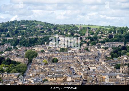 Das georgianische Stadtbild Bath erhebt sich an den Hängen des Lansdown Hill in Somerset, England. Stockfoto