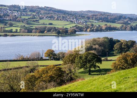 Die Sonne scheint auf Blagdon Village an den Hängen der Mendip Hills oberhalb des Blagdon Lake Reservoir in Somerset. Stockfoto