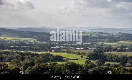 Ackerfelder, Patchworkwälder und kleine Dörfer füllen das Otter Valley unter den Hügeln von East Devon, England. Stockfoto